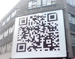 Prédio coberto com QR-Codes